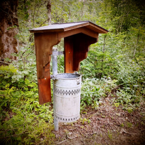 Chalet-style dustbin