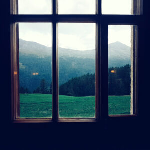 Par la fenêtre... les montagnes