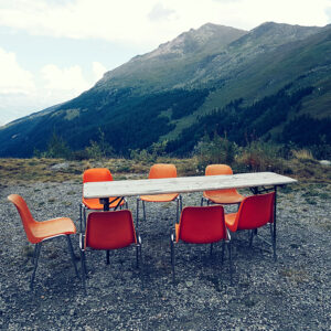 Une table dans les montagnes