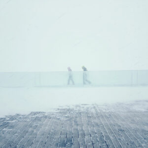 Promeneurs dans la tempête de neige