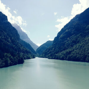 lac de barrage en montagne